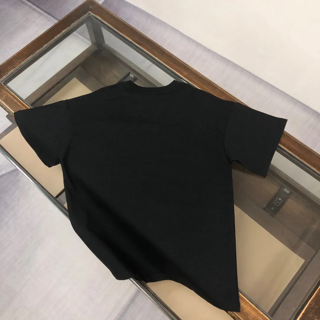 C🌟Amiri 26ss counter Same Style round neck short-sleeved T-shirt ~ Customized suede foam embossed logo craft on the chest! Specially available in custom fabrics! Thick plate three-dimensional! The thicker clothes make the overall breathable and soft texture more prominent, and the full cotton texture makes it extremely comfortable. A must-have item for Premium people, complete with original accessories and accessories! Same Style for men and women! Color: Black White Mint Green Size: XS S M L (larger version! Please state your height and weight when placing an order!)
